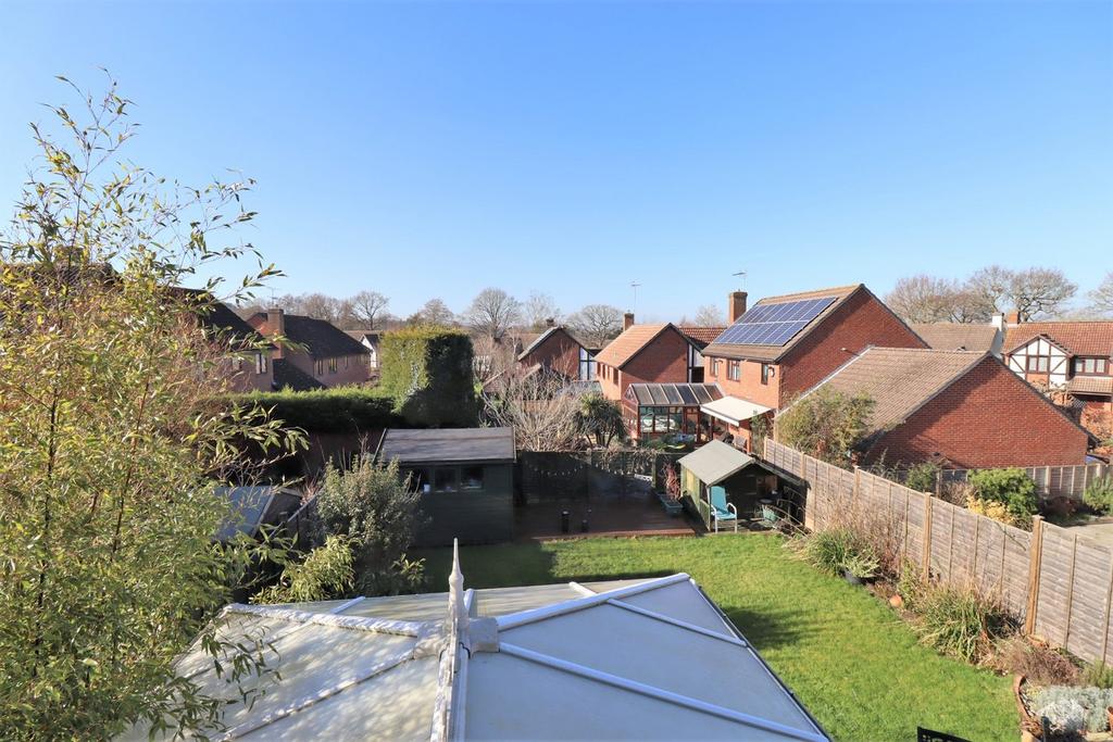 Ryves Avenue, Yateley GU46 4 bed detached house for sale £535,000