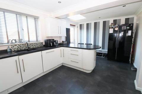 4 bedroom detached house for sale, Ryves Avenue, Yateley GU46