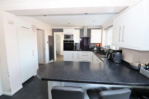 4 bedroom detached house for sale, Ryves Avenue, Yateley GU46
