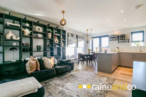 2 bedroom penthouse for sale, Great North Road, Old Hatfield