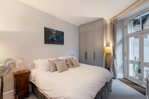 3 bedroom flat for sale, Drayton Gardens, London, SW10.