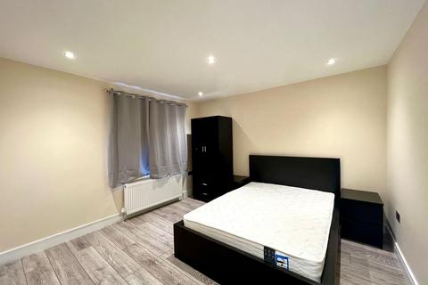 6 bedroom semi-detached house to rent, Middleton Avenue, Greenford UB6