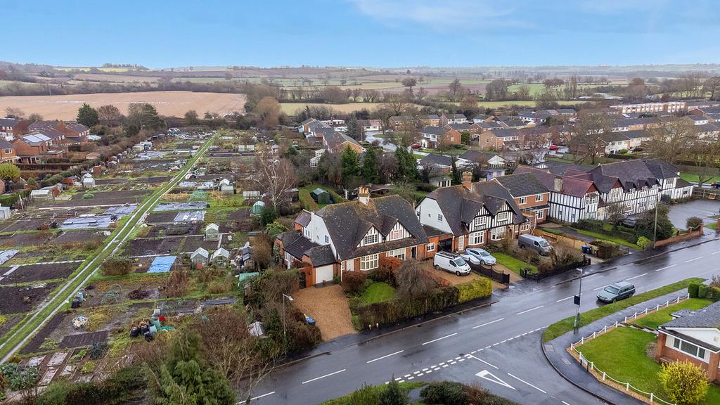 Golf Lane Whitnash, Warwickshire, CV31 2PZ 3 bed semidetached house for sale £575,000