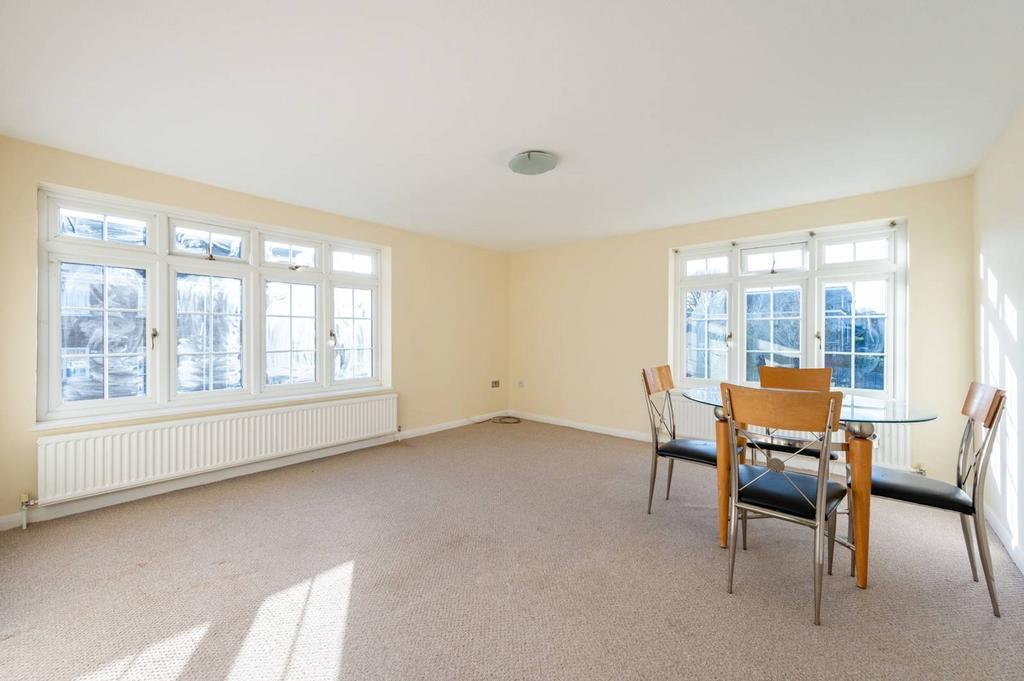 Paul Gardens, East Croydon, Croydon, CR0 2 bed flat for sale £325,000