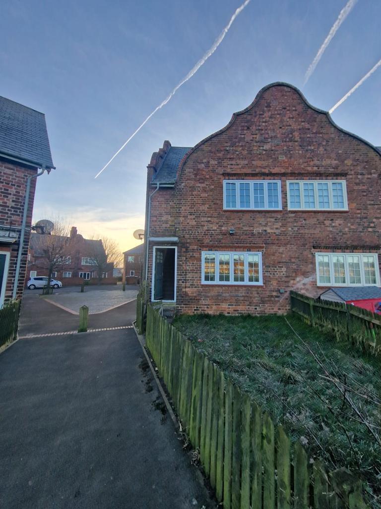 MODEL VILLAGE, CRESWELL 3 bed terraced house £750 pcm (£173 pw)