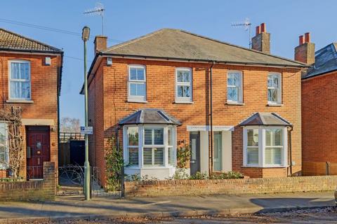 12 Grays Road, Godalming, GU7 3LT