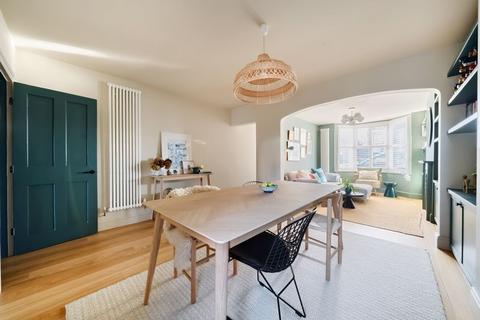 12 Grays Road, Godalming, GU7 3LT