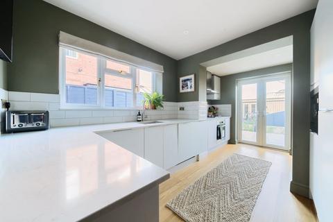 12 Grays Road, Godalming, GU7 3LT