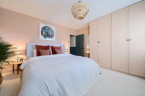 12 Grays Road, Godalming, GU7 3LT