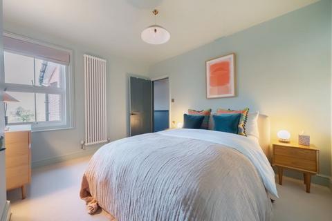 12 Grays Road, Godalming, GU7 3LT