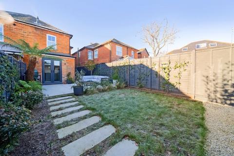 12 Grays Road, Godalming, GU7 3LT