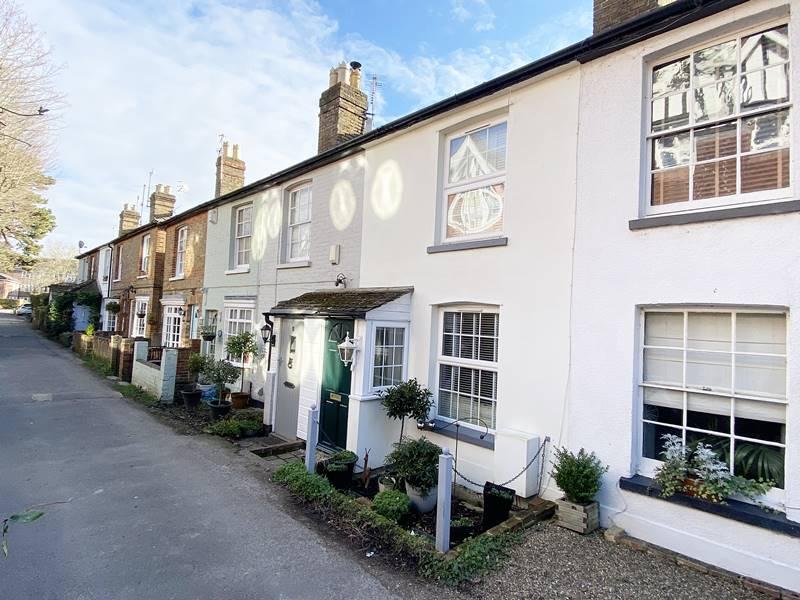 BOURNE END 2 bed terraced house for sale £435,000
