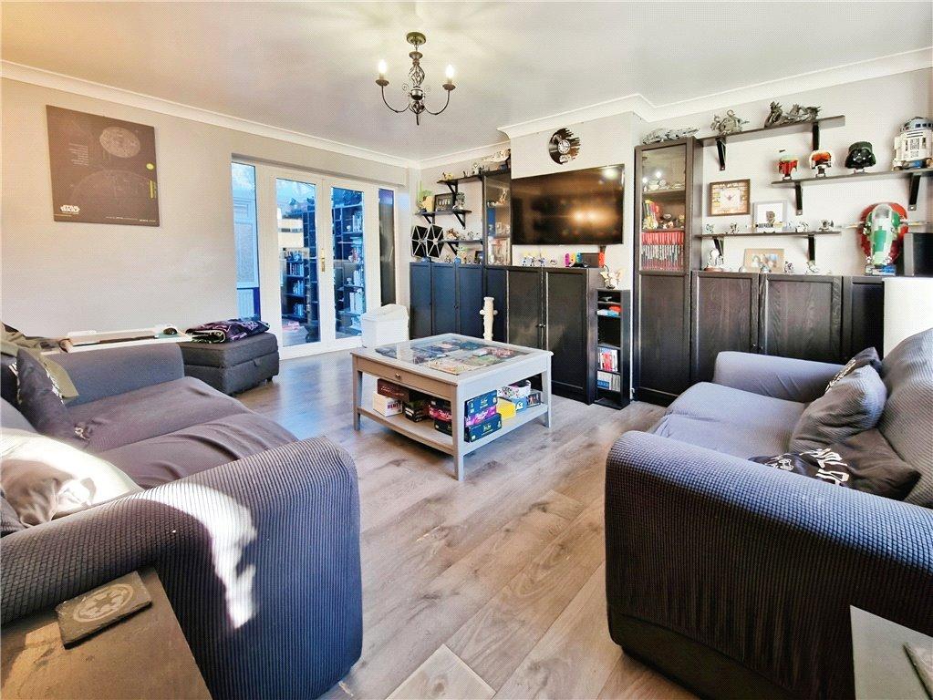 Pinewood Park, Farnborough, Hampshire 3 bed semidetached house for sale £375,000