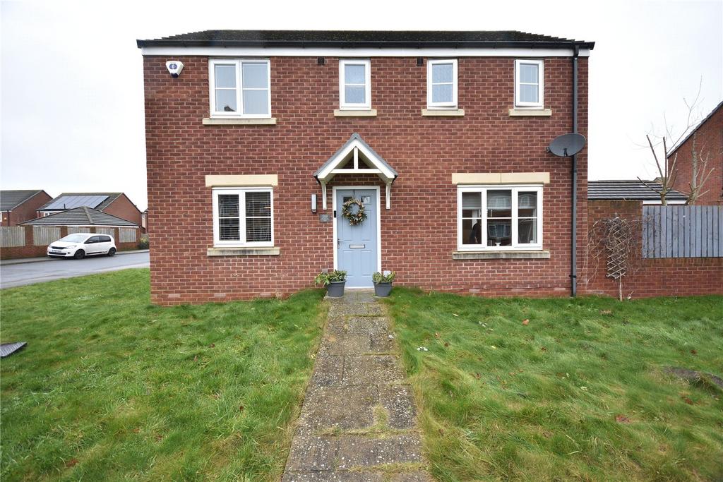 Woodlands Way, Whinmoor, Leeds, West Yorkshire 3 bed detached house for