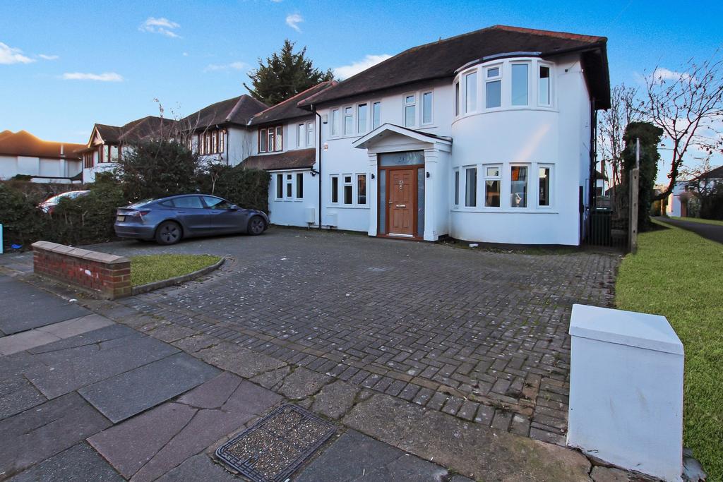Mill Hill NW7 4 bed semidetached house to rent £3,000 pcm (£692 pw)