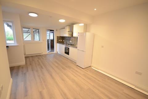 1 bedroom in a house share to rent, Kings Road, Fleet