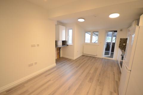 1 bedroom in a house share to rent, Kings Road, Fleet