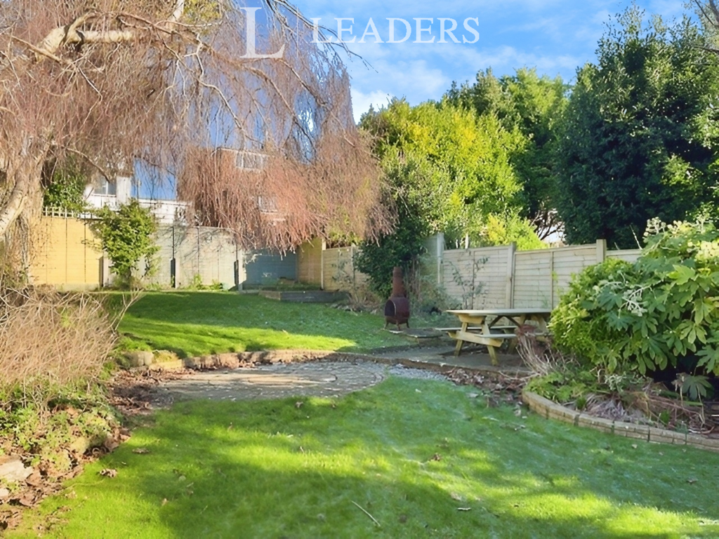 Mill Drive, Hove 3 bed semidetached house £2,600 pcm (£600 pw)