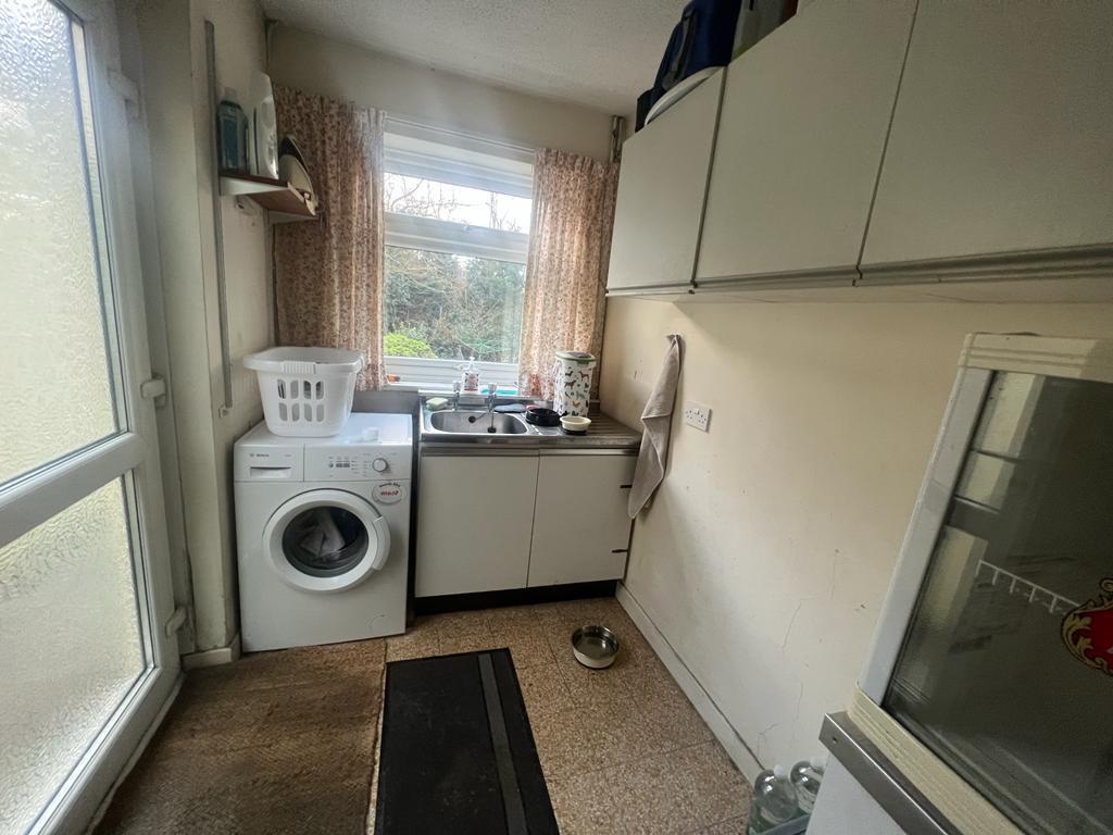 L shaped utility room