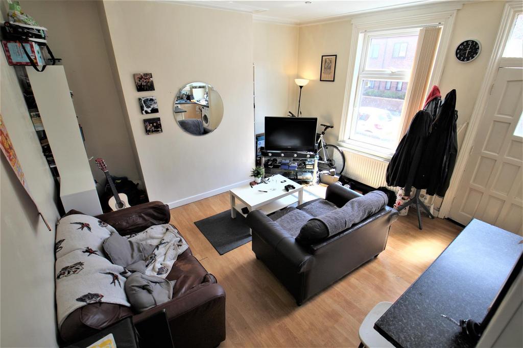 Beechwood Grove, Burley Park, Leeds. LS4 2LT 4 bed terraced house to