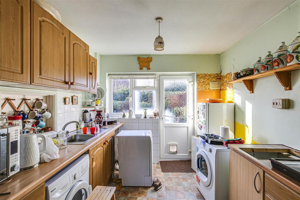 6 Kitchen.jpg