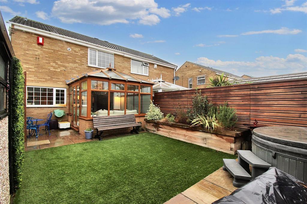 Oakland Court, Highburton, Huddersfield, HD8 0XF 3 bed semidetached