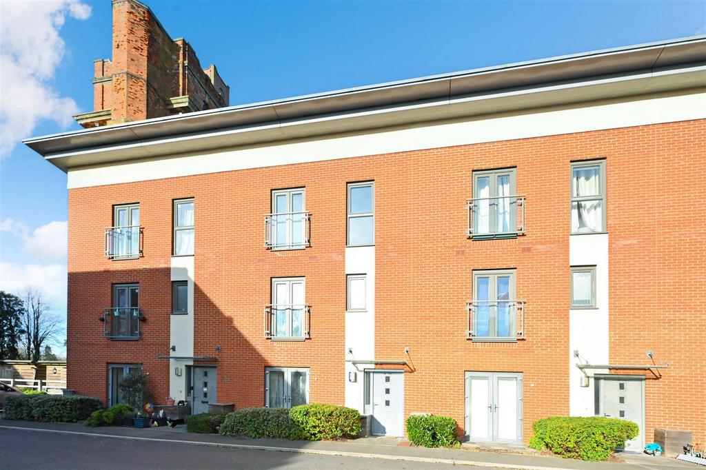 Longley Road, Chichester 2 bed for sale £300,000