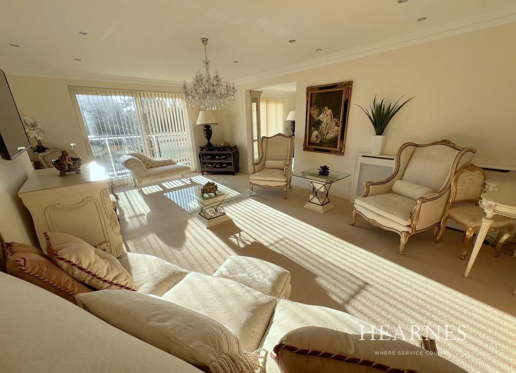 Burton Road, Branksome Park, Poole, BH13 3 bed flat for sale £800,000