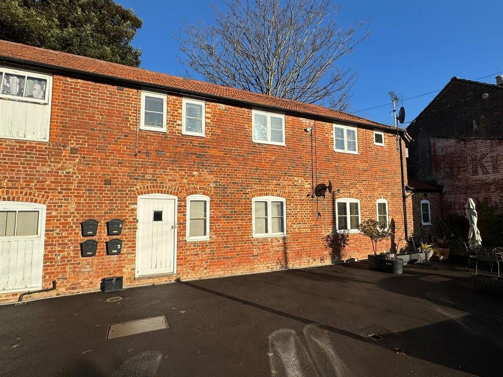 The Mall Faversham Kent 1 bed flat £800 pcm (£185 pw)