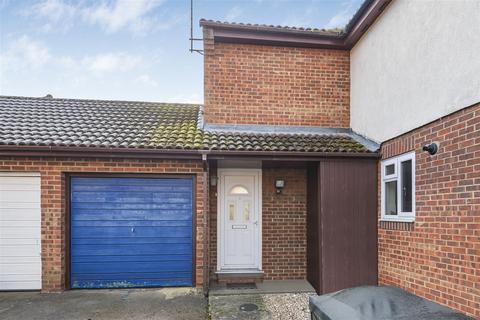 2 bedroom terraced house for sale, Woodfield Way, Reading