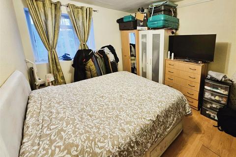 2 bedroom flat for sale, High Road, North Finchley, London