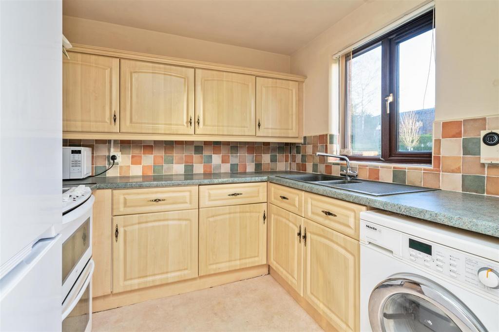 Flat 33 Fernleigh Court 6 lo.jpg