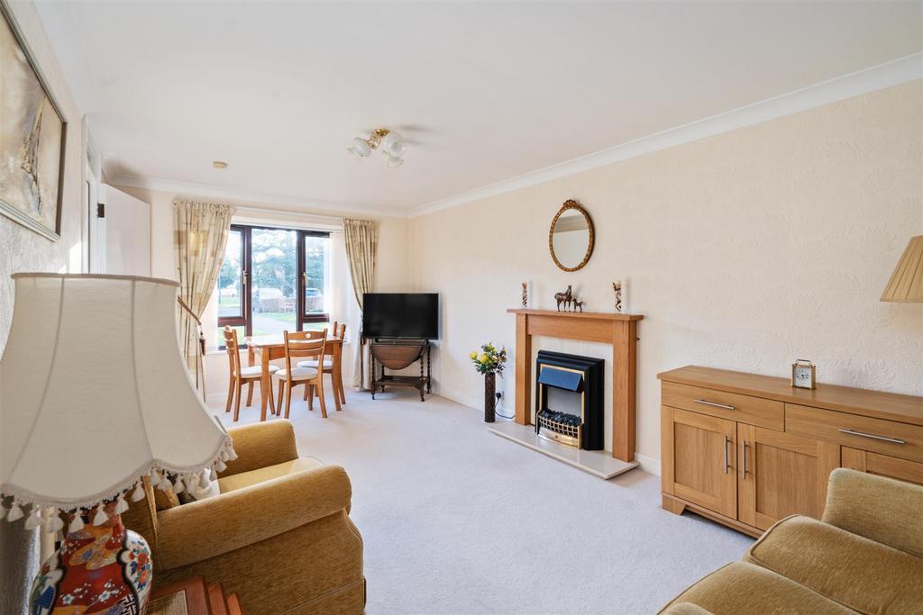 Flat 33 Fernleigh Court 4 lo.jpg