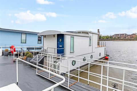 2 bedroom houseboat to rent, Cheyne Walk, Chelsea, SW10