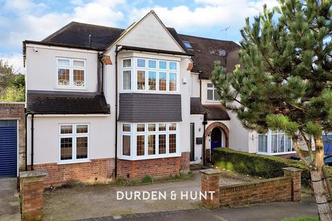 4 bedroom semi-detached house for sale, Chiltern Way, Woodford Green, IG8