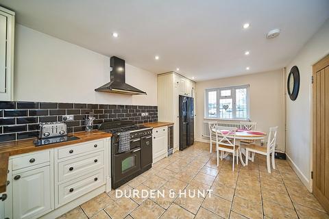 14 Coopers Close, Chigwell, IG7 6EU