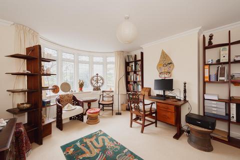97 Hookfield, Epsom, KT19 8JH