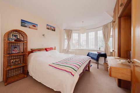 97 Hookfield, Epsom, KT19 8JH
