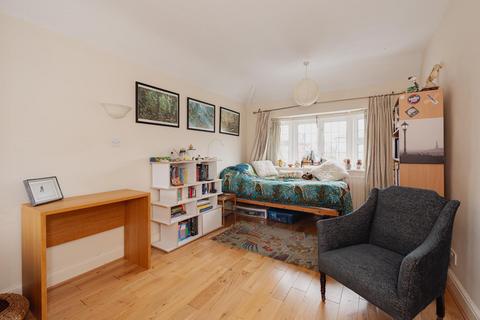 97 Hookfield, Epsom, KT19 8JH
