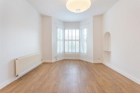 2 bedroom flat to rent, Brecknock Road