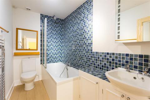 2 bedroom flat to rent, Brecknock Road