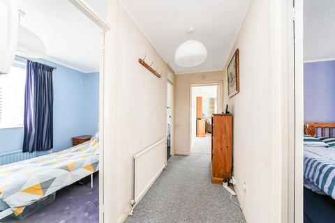 2 bedroom apartment for sale - Chingford Avenue, London E4