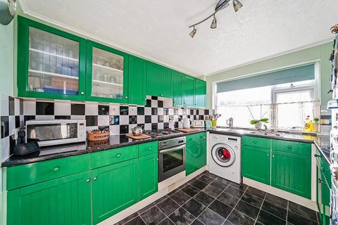 2 bedroom apartment for sale - Chingford Avenue, London E4