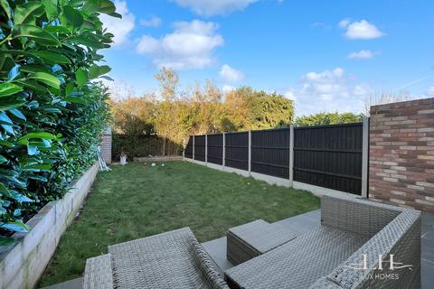4 bedroom semi-detached house for sale - Woodman Road, Brentwood
