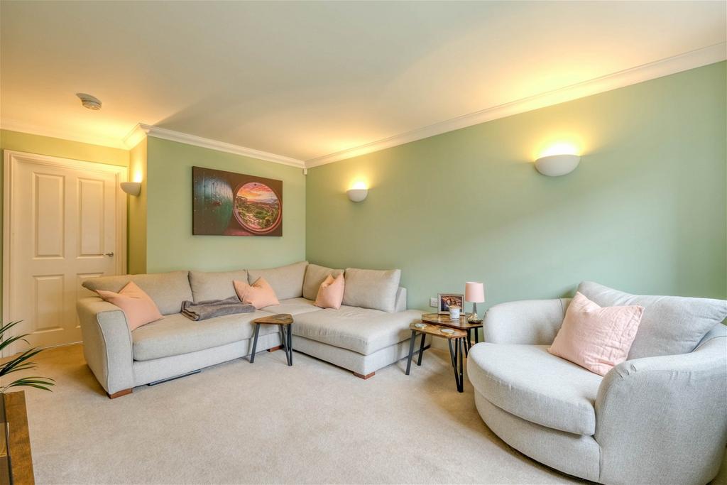 Meadow View Close, Stoke Pound, Bromsgrove, B60 3AS 3 bed semidetached