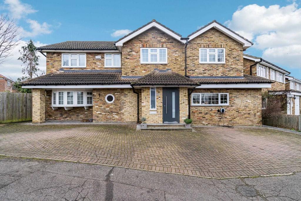 The Birches, Bushey 5 bed detached house for sale £1,125,000