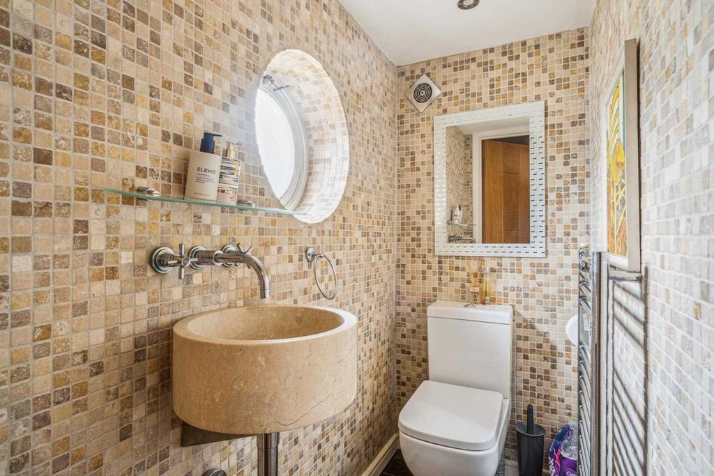 The Birches, Bushey 5 bed detached house for sale £1,125,000