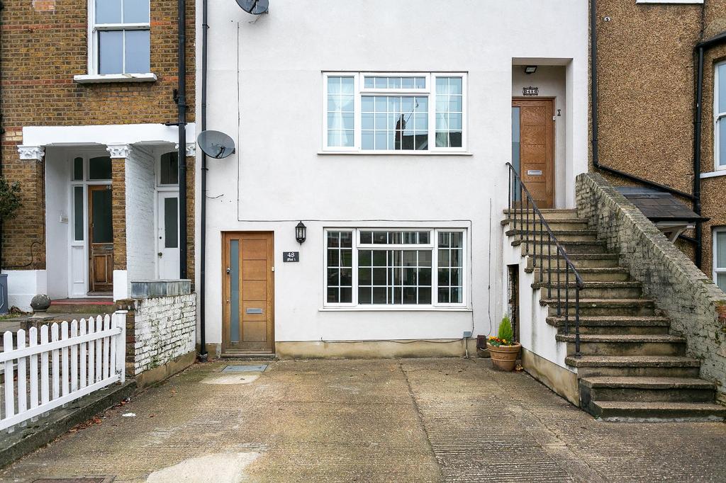 Chalk Hill, Watford, Hertfordshire, WD19 1 bed £1,250 pcm (£288 pw)