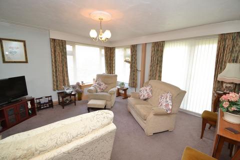 2 bedroom ground floor flat for sale, Shipley, Shipley BD18