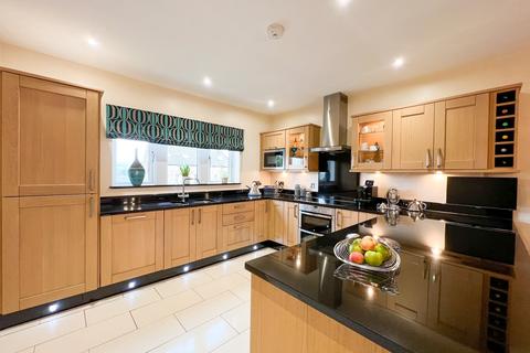 4 bedroom detached house for sale, Long Lane, Holmfirth  HD9